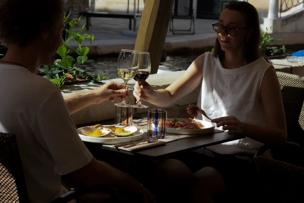 Coppia di clienti brinda con vino a un tavolo del ristorante Cantinone Storico a Venezia