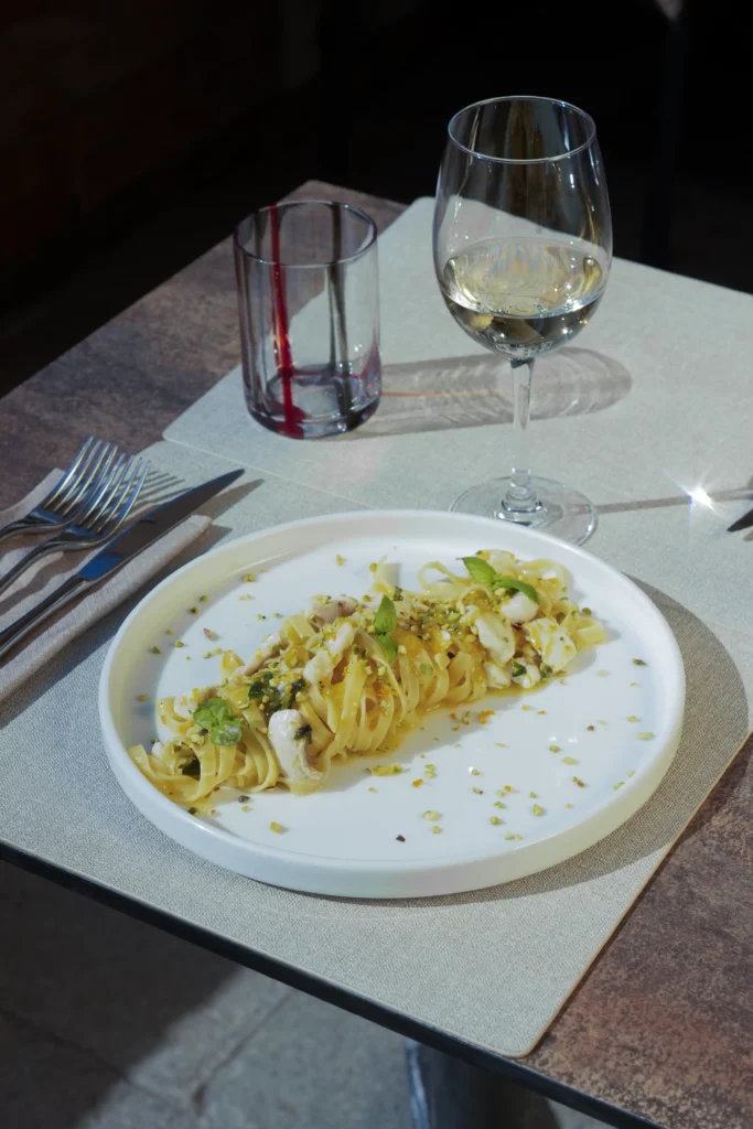 Pasta mit Venusmuscheln und Meeresfrüchten, Fotogalerie Cantinone Storico Venedig