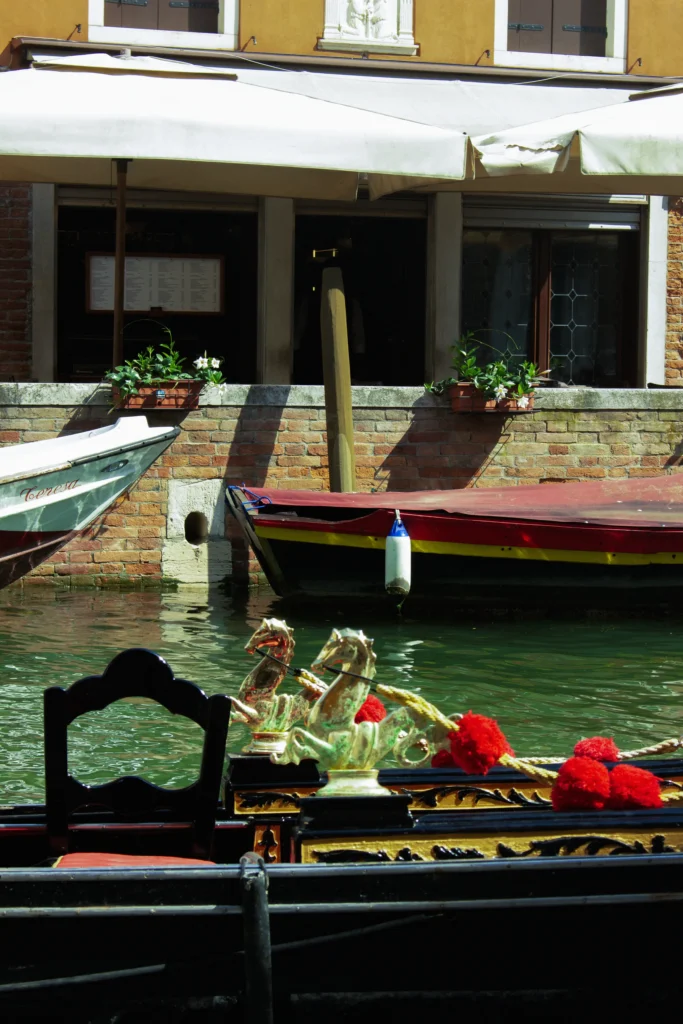 Gondel vertäut an einem Kanal in Venedig in der Nähe des Restaurants Cantinone Storico
