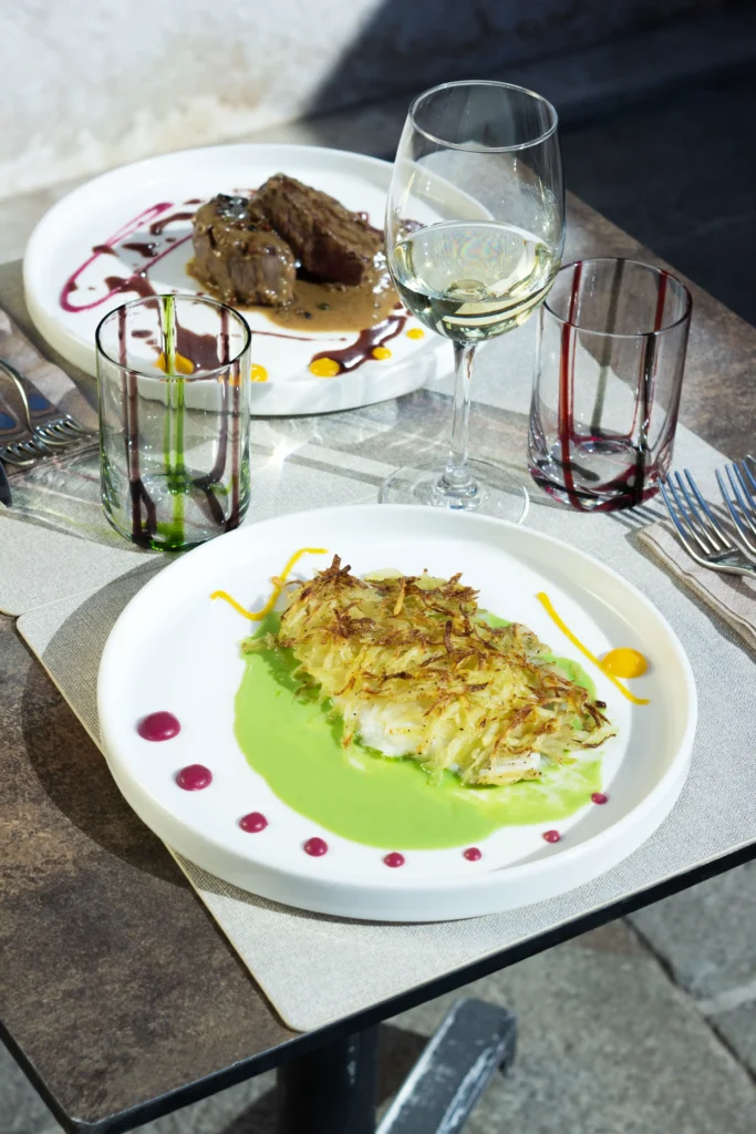 Filetto di pesce con crosta croccante su crema di verdure, piatto gourmet Cantinone Storico Venezia