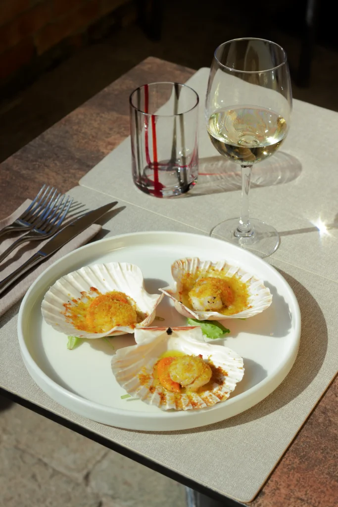 Gratinierte Jakobsmuscheln serviert in der Schale, Fischspezialität im Cantinone Storico Venedig