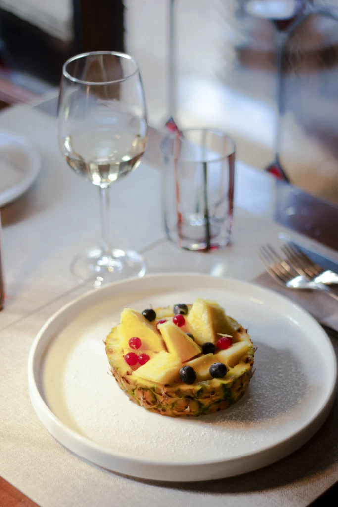 Dessert di frutta fresca servito in un ananas scavato, menu Cantinone Storico Venezia