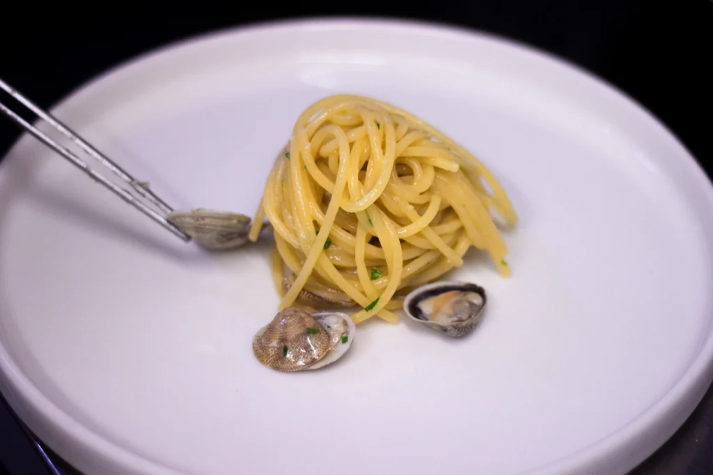 Angerichtete Spaghetti alle vongole, Fischspezialität im Cantinone Storico Venedig