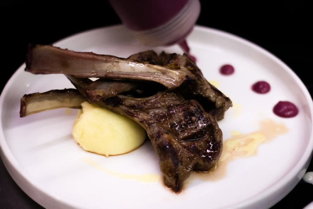 Lammkoteletts mit Kartoffelpüree und Waldbeersauce, Cantinone Storico Venedig